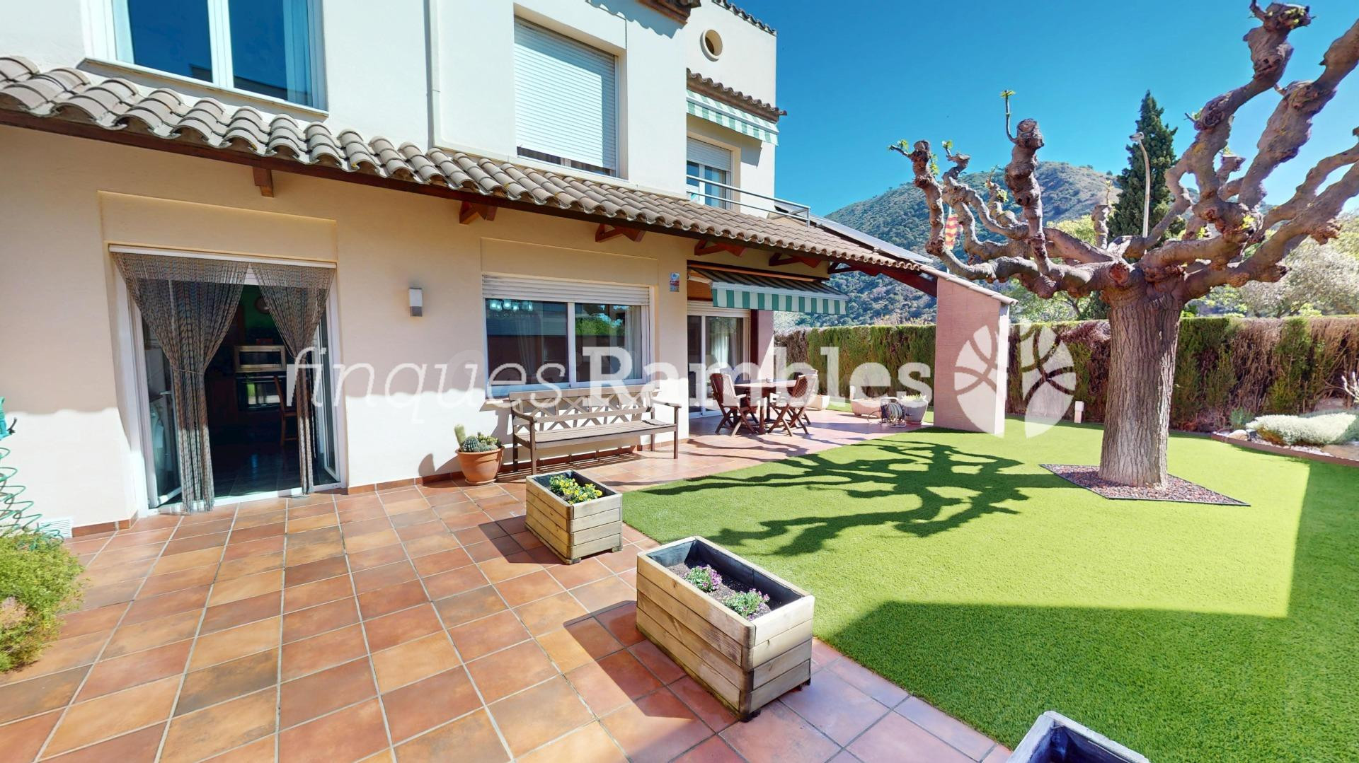 GRAN OPORTUNITAT A CAPELLADES. Casa impecable amb jardí