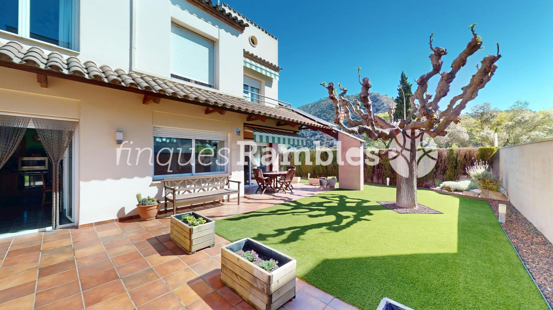GRAN OPORTUNITAT A CAPELLADES. Casa impecable amb jardí - foto 2