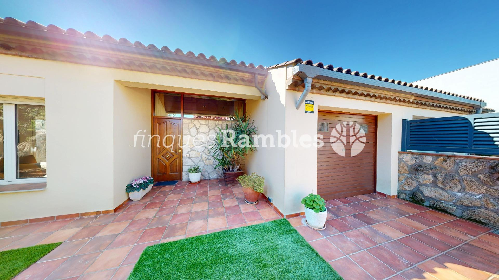 GRAN OPORTUNITAT A CAPELLADES. Casa impecable amb jardí - foto 3