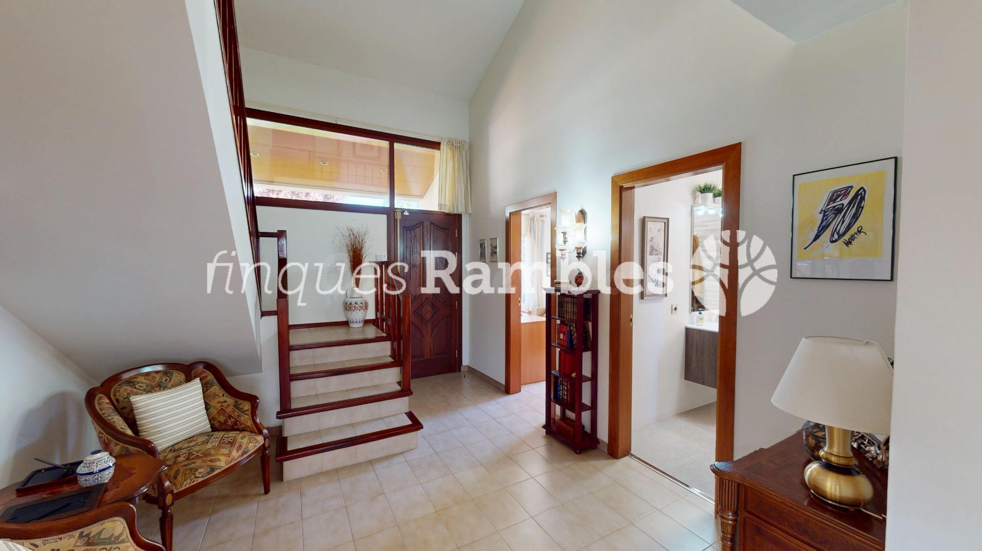 GRAN OPORTUNITAT A CAPELLADES. Casa impecable amb jardí - foto 4
