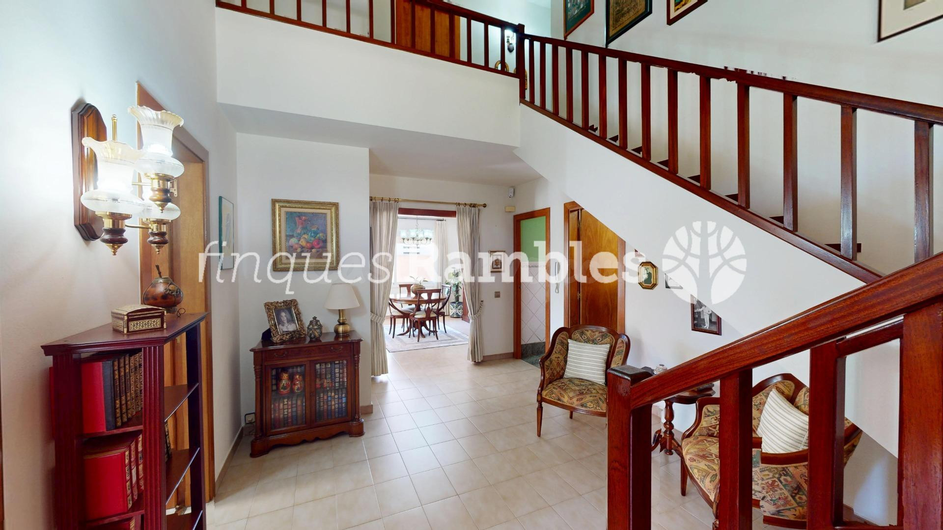 GRAN OPORTUNITAT A CAPELLADES. Casa impecable amb jardí - foto 5
