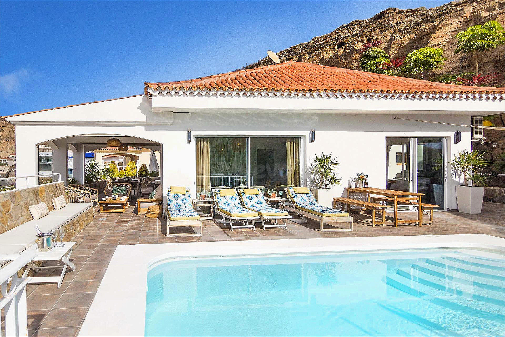 PRECIOSA VILLA REFORMADA EN TAURO CON PISCINA PRIVADA CLIMATIZADA, AMPLIA ZONA EXTERIOR Y FANTÁSTICAS VISTAS AL MAR. GARAJE.