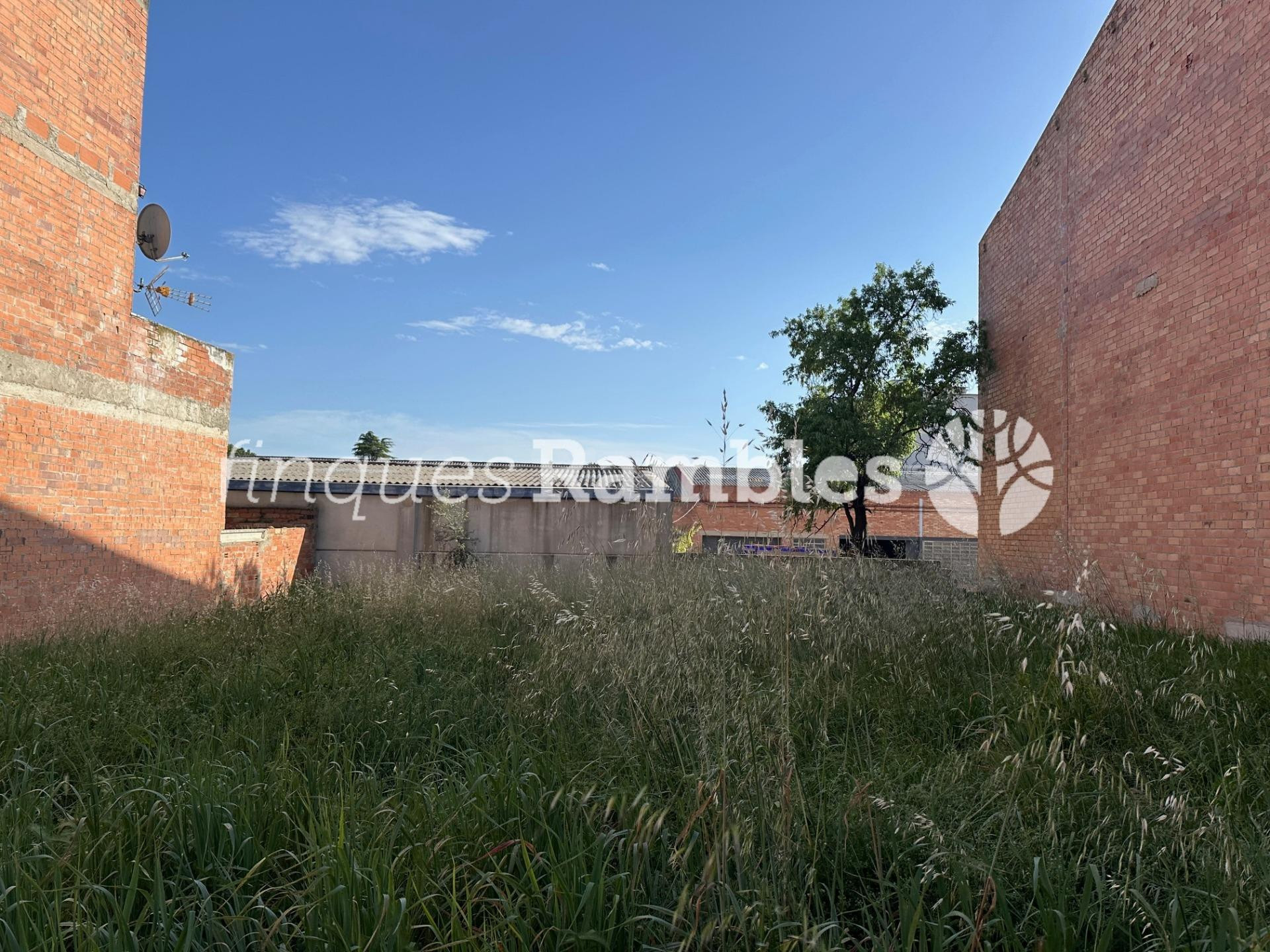 SOLAR EN VENDA AL PLA DE LA MASIA D'ÒDENA - foto 2