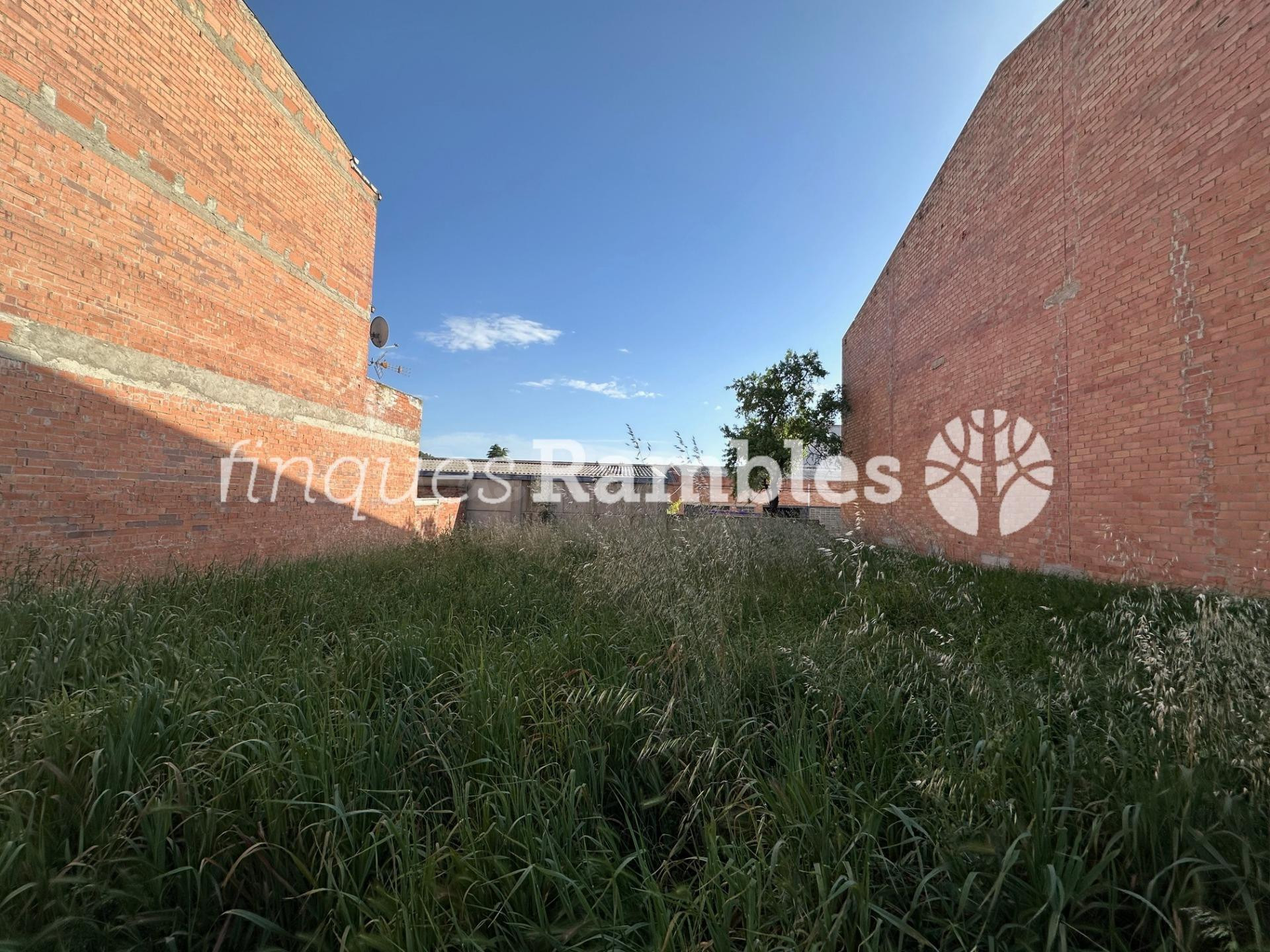 SOLAR EN VENDA AL PLA DE LA MASIA D'ÒDENA - foto 3