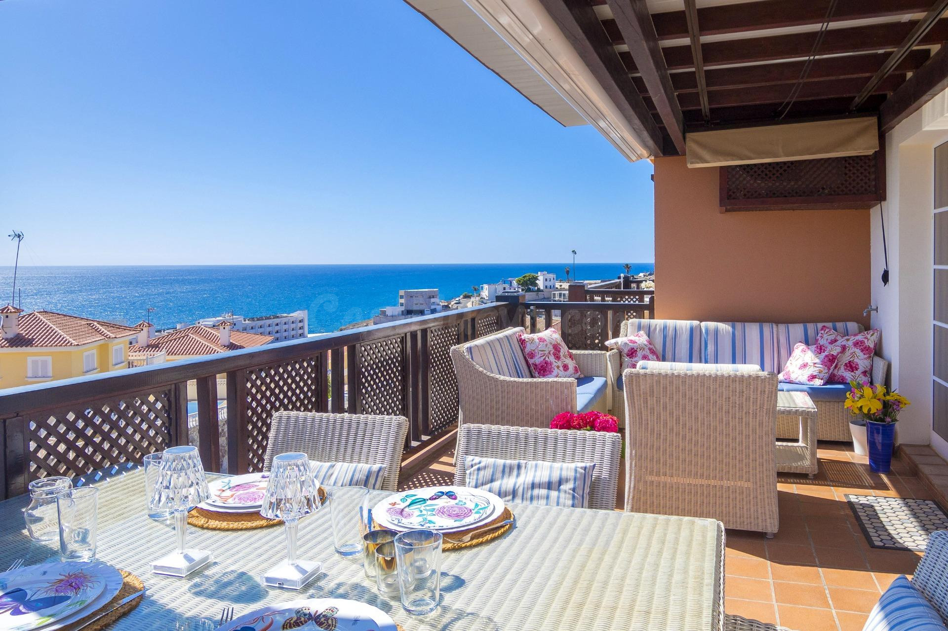SE ESTÁ CONSIDERANDO LA VENTA DE ESTE ELEGANTE APARTAMENTO DE LUJO DE 197 M2 (EN TOTAL) EN LA ÚLTIMA PLANTA DEL BLOQUE 2, MONTE CARRERA - EN LA PARTE HACÍA EL MAR. VISTAS PANORÁMICAS AL OCÉANO.