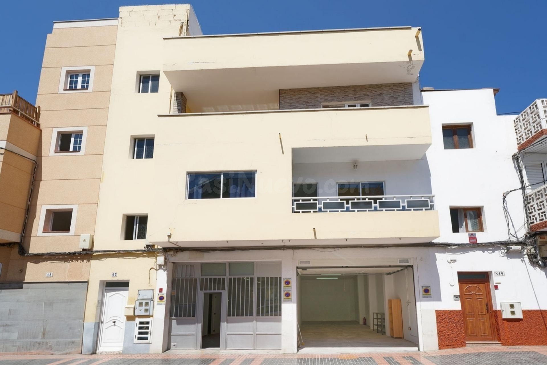 EDIFICIO DE 10 DORMITORIOS SOBRE 3 PLANTAS Y 2 LOCALES (GARAJE), CENTRICO EN EL TABLERO - foto 2