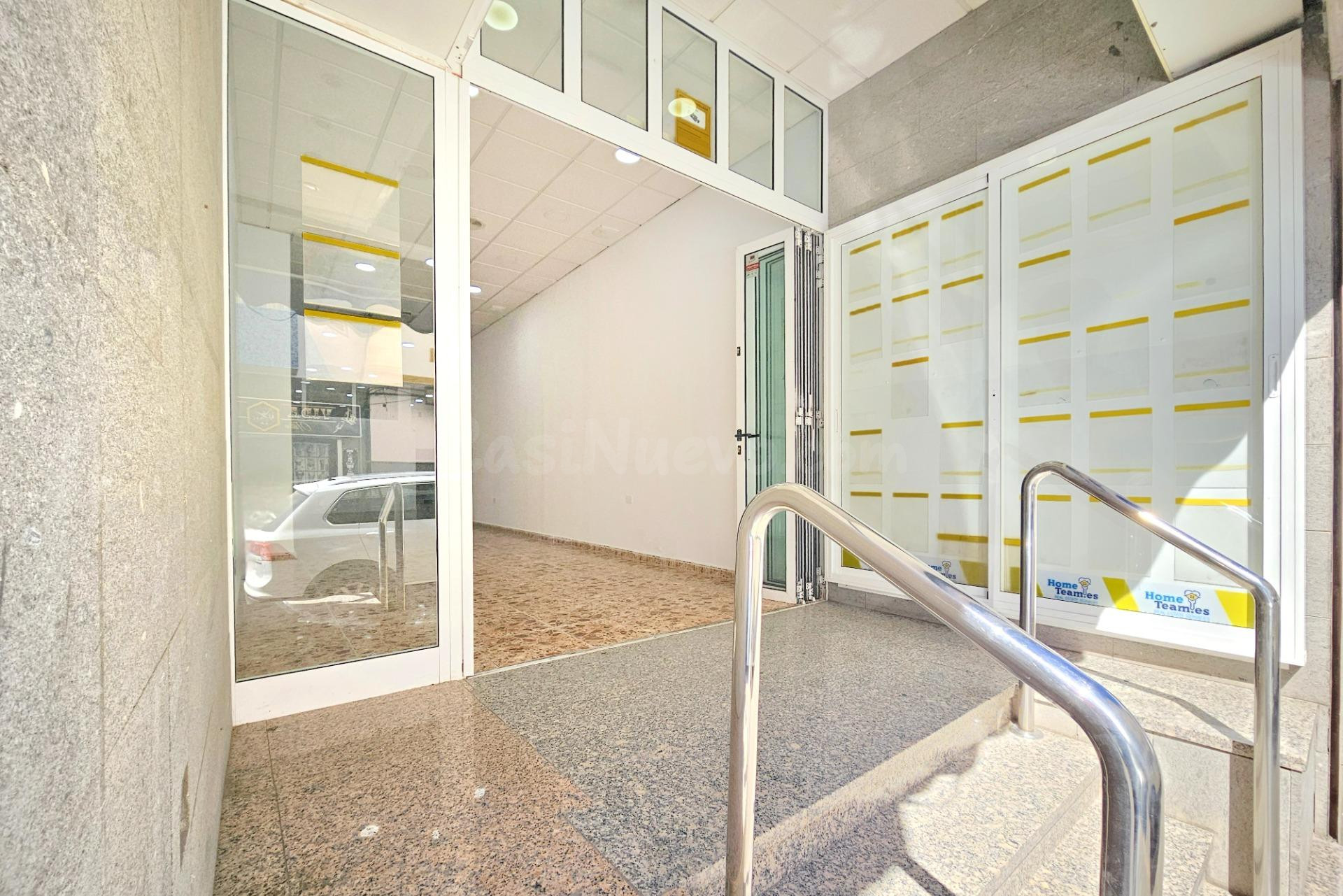 AMPLIO LOCAL COMERCIAL/OFICINA EN PLENO CENTRO DE ARGUINEGUÍN, ENTRE LA ROTONDA DE LA BALLENA Y LA PLAYA DE LA CIUDAD. ZONA MUY TRANSITADA Y CONCURRIDA. UBICACIÓN IDEAL. - foto 4