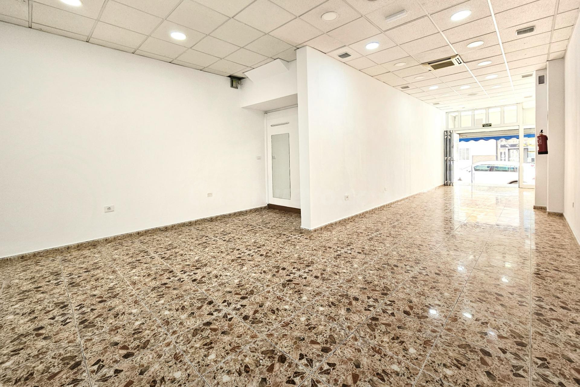 AMPLIO LOCAL COMERCIAL/OFICINA EN PLENO CENTRO DE ARGUINEGUÍN, ENTRE LA ROTONDA DE LA BALLENA Y LA PLAYA DE LA CIUDAD. ZONA MUY TRANSITADA Y CONCURRIDA. UBICACIÓN IDEAL. - foto 5