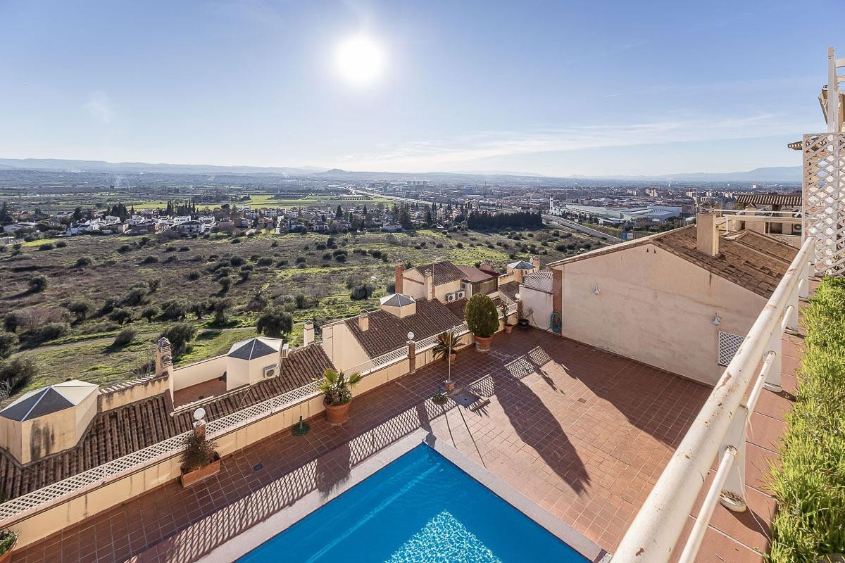 Exclusiva casa adosada en El Serrallo – Granada