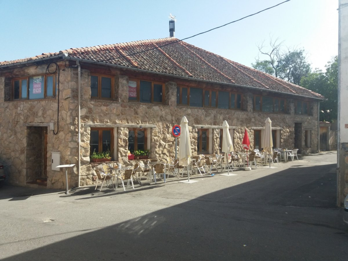 INMUEBLE SINGULAR EN NAVAFRIA - foto 2