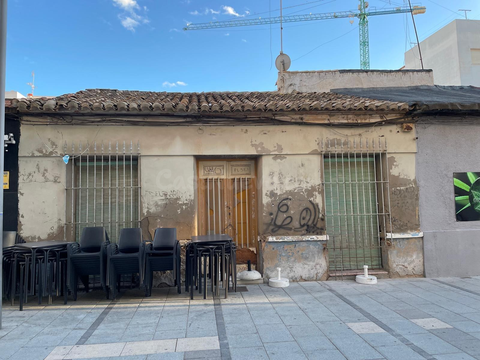 CASA EN PLANTA BAJA CON PARCELA DE 226 m2 CERCA DE PISCINAS NATURALES