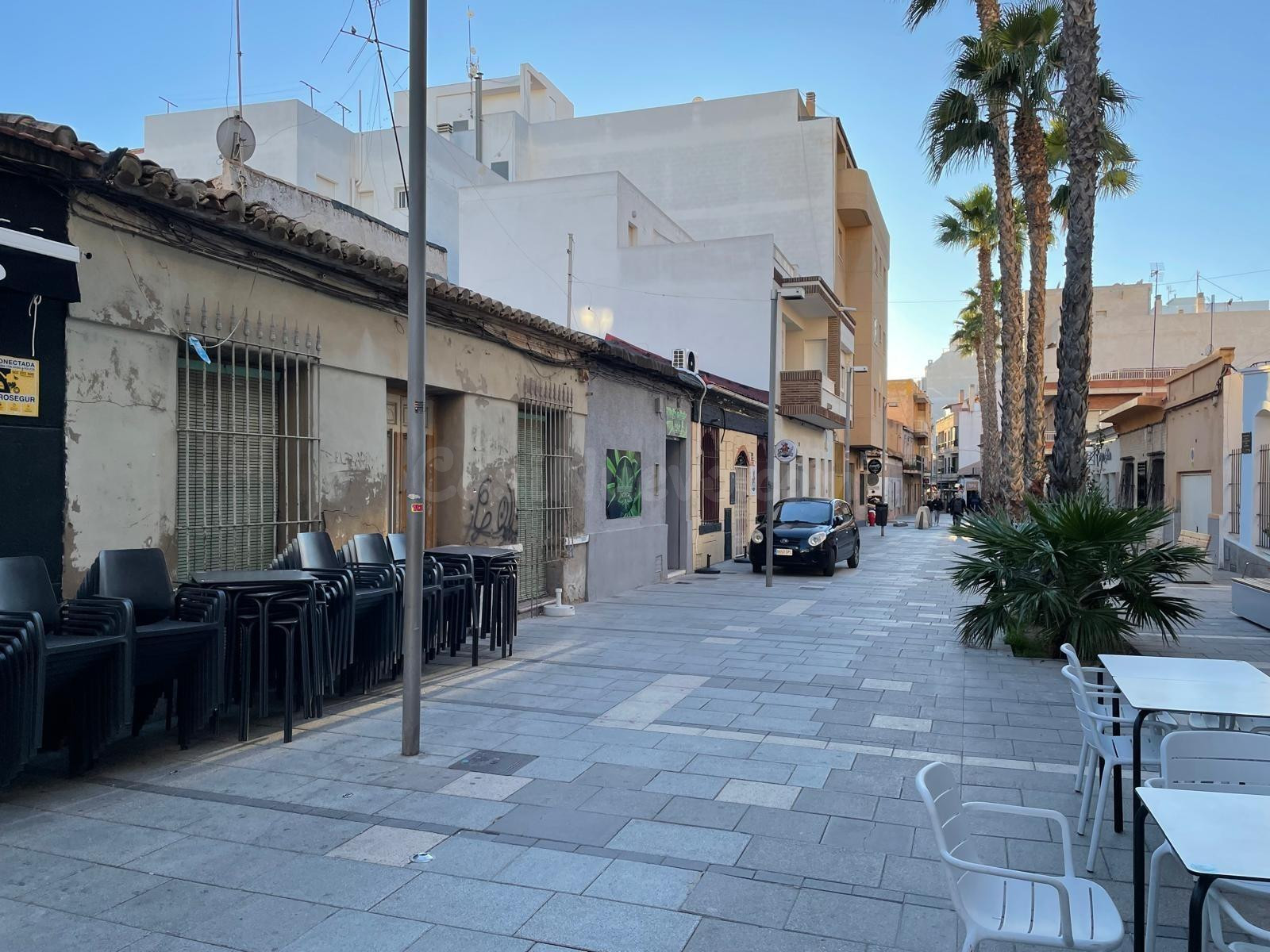 CASA EN PLANTA BAJA CON PARCELA DE 226 m2 CERCA DE PISCINAS NATURALES - foto 2