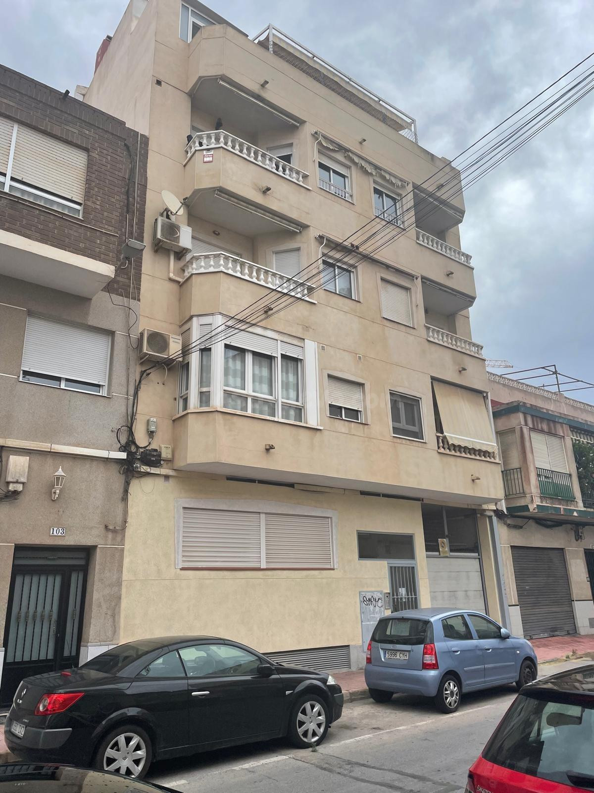 GRAN PISO DE CUATRO  DORMITORIOS EN EL CENTRO DE TORREVIEJA - foto 2