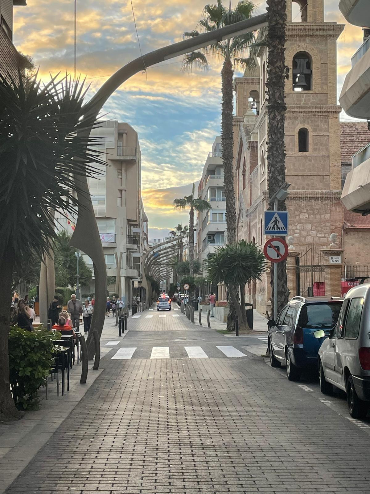 OPORTUNIDAD DE INVERSIÓN, EDIFICIO EN EL CENTRO DE TORREVIEJA - foto 2