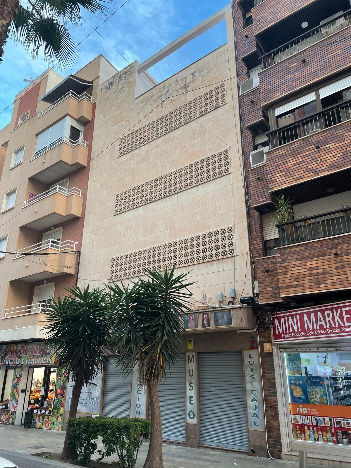 OPORTUNIDAD DE INVERSIÓN, EDIFICIO EN EL CENTRO DE TORREVIEJA - foto 4