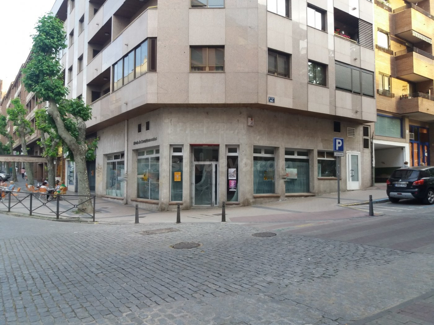 ALQUILER.-.LOCAL COMERCIAL CENTRICO.-.EN ESQUINA.-.