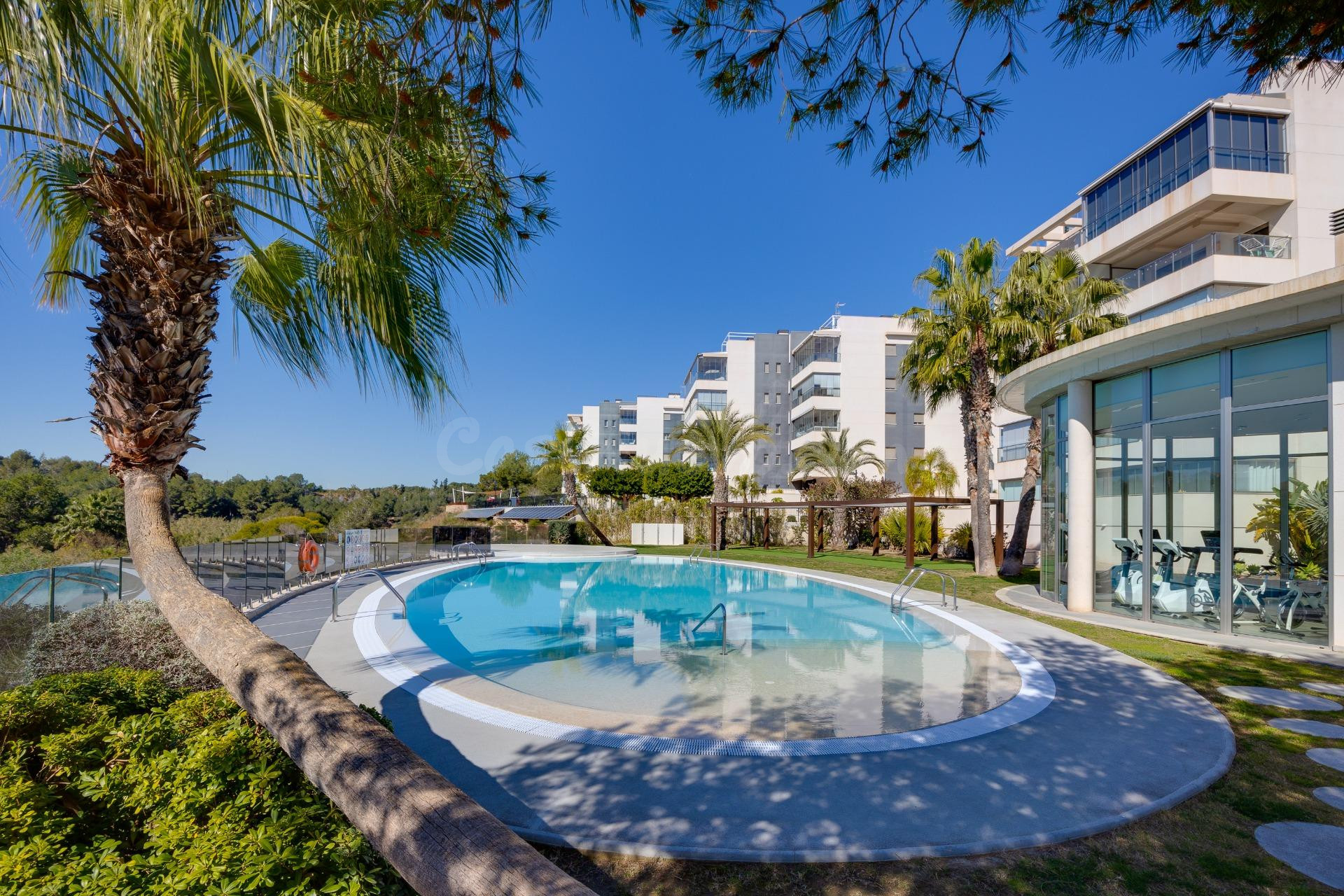 PRECIOSO APARTAMENTO CON GRAN TERRAZA, GARAJE Y ESPECTACULAR URBANIZACIÓN  EN ORIHUELA COSTA