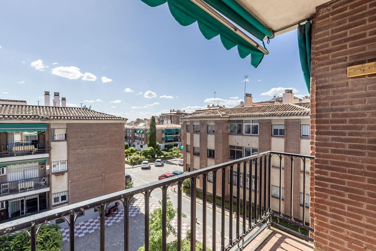 Traumatología (zona). Piso 4 dormitorios, 2 baños. Calefacción central. Plaza de aparcamiento y trastero.