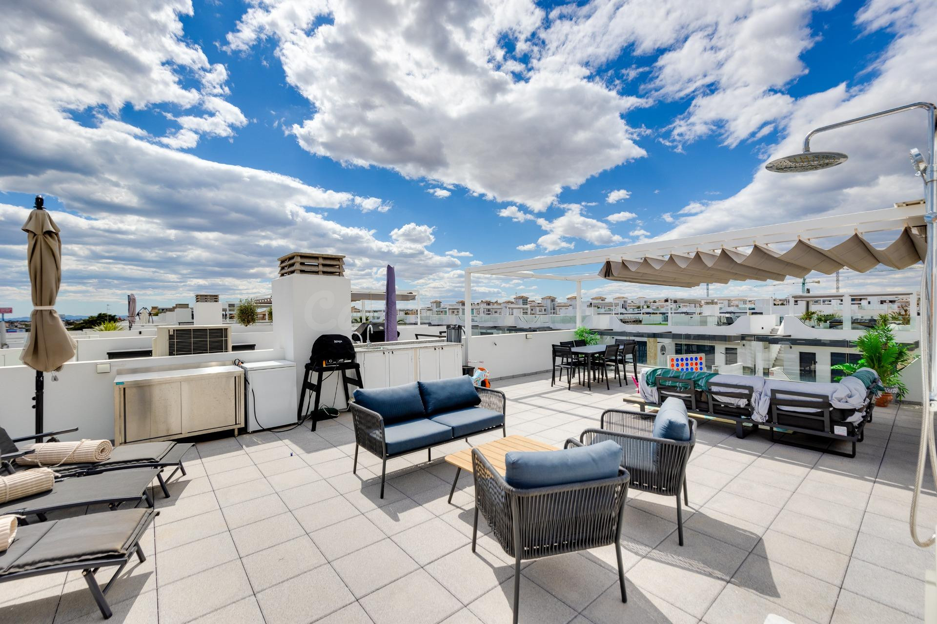 PRECIOSO BUNGALOW PLANTA ALTA CON SOLÁRIUM, TERRAZA, PISCINA Y GARAJE A 1KM DEL MAR