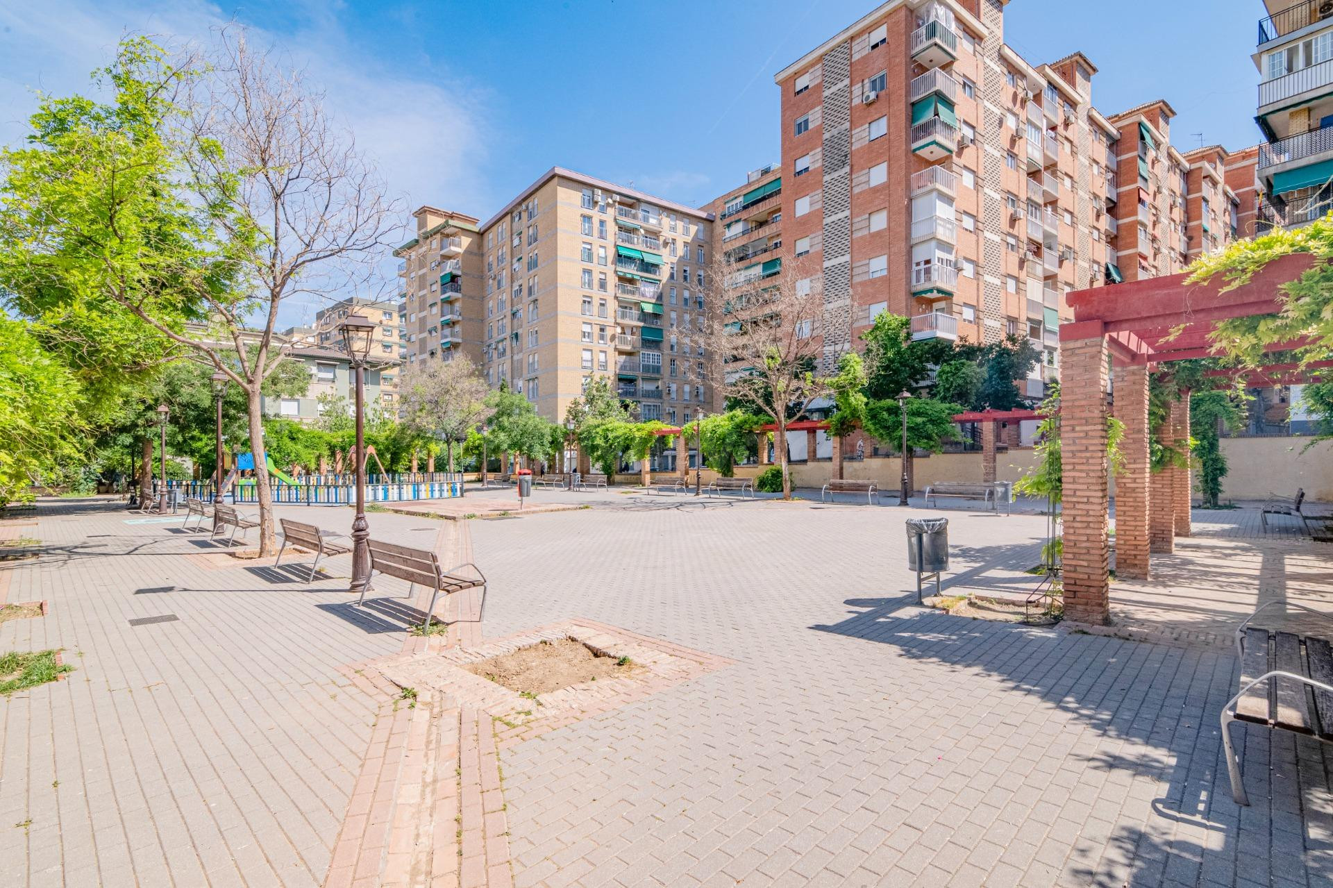 PISO EXTERIOR EN ZONA CERVANTES, GRANADA, 8ª PLANTA, MUY LUMINOSO, 87 M2, 3 DORMITORIOS, VISTAS DESPEJADAS.