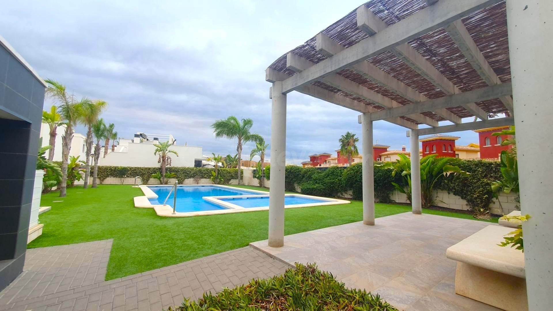 PRECIOSA CASA EN ORIHUELA COSTA CON PISCINA Y GARAJE INCLUID - foto 3
