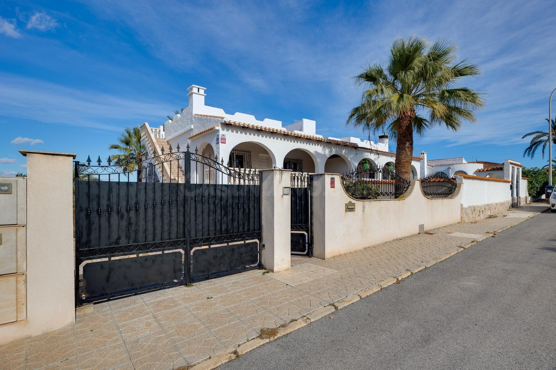 CHALET CON GRAN PARCELA Y PISCINA EN UNA ZONA ESTUPENDA DE NUESTRA COSTA