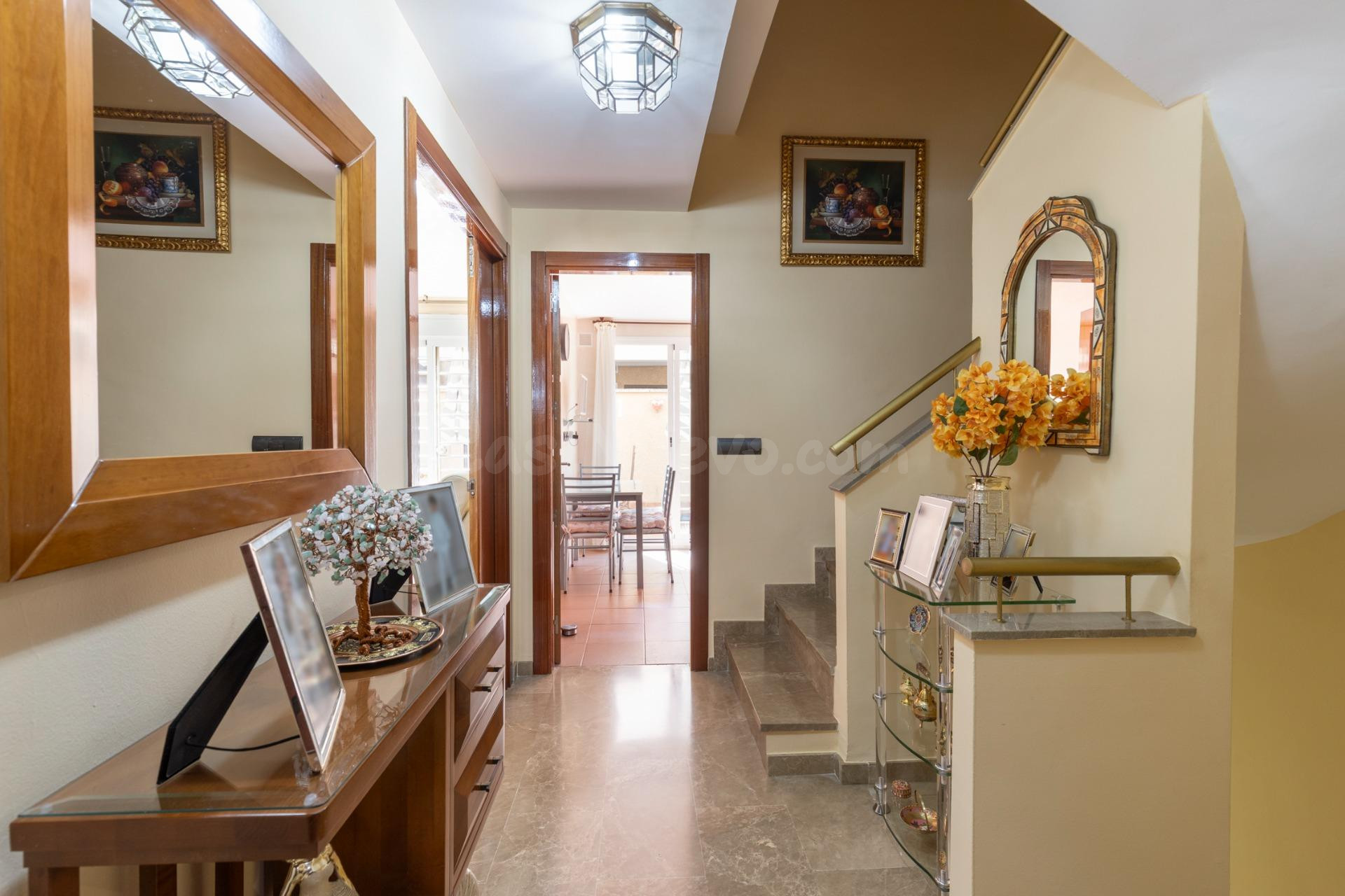 ¡EXCLUSIVA VIVIENDA UNIFAMILIAR CON PATIO PRIVADO EN ARMILLA - foto 4