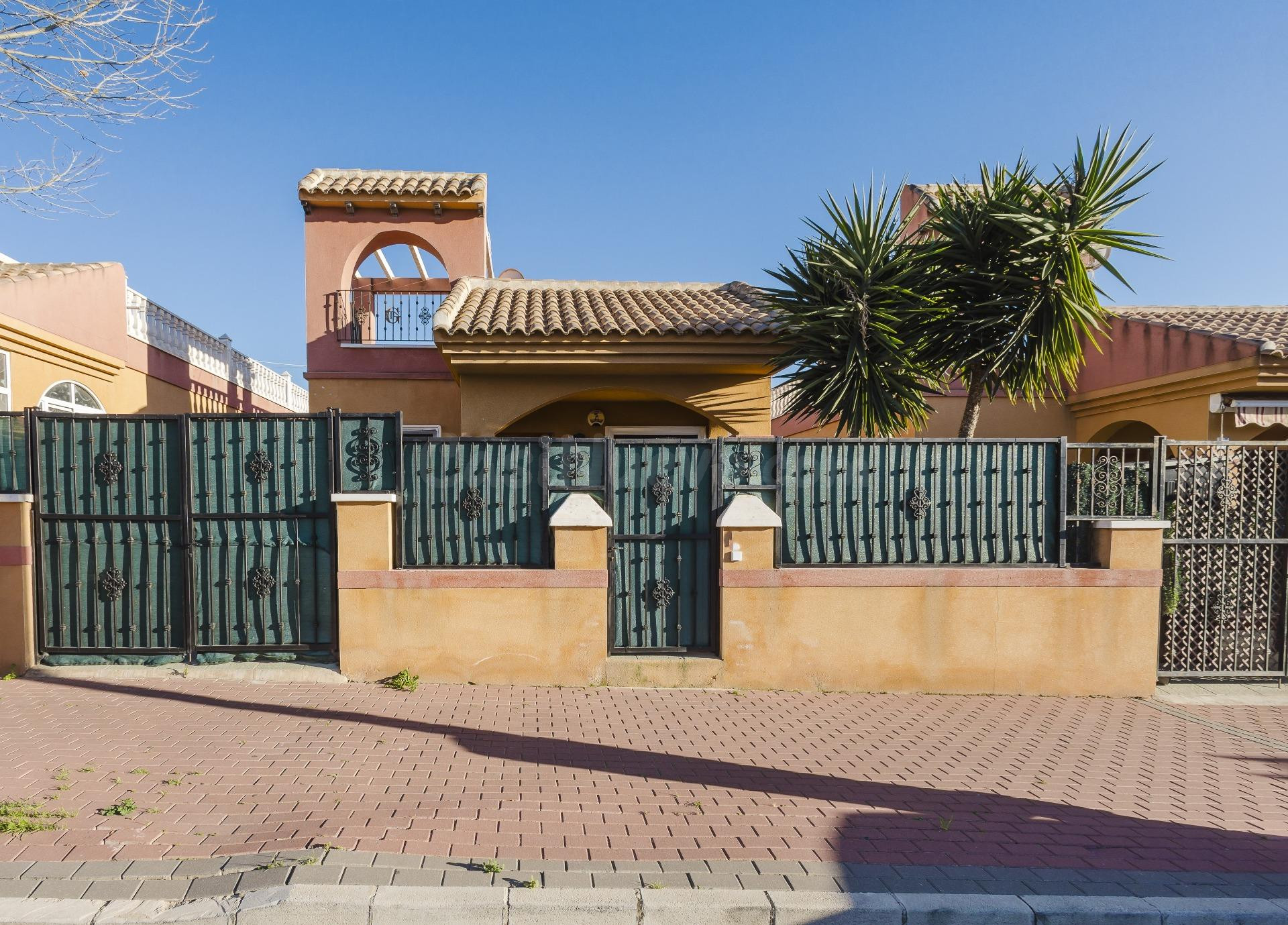 CASA INDEPENDIENTE EN AGUAS NUEVAS CON PISCINA Y SOLÁRIUM