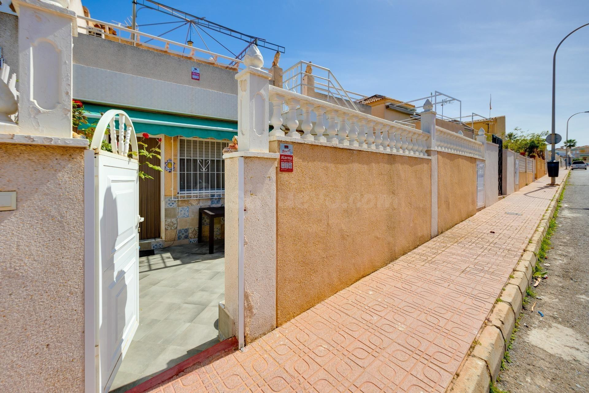 ADOSADO EN LOS ALTOS CON SOLÁRIUM, PISCINA Y JARDÍN