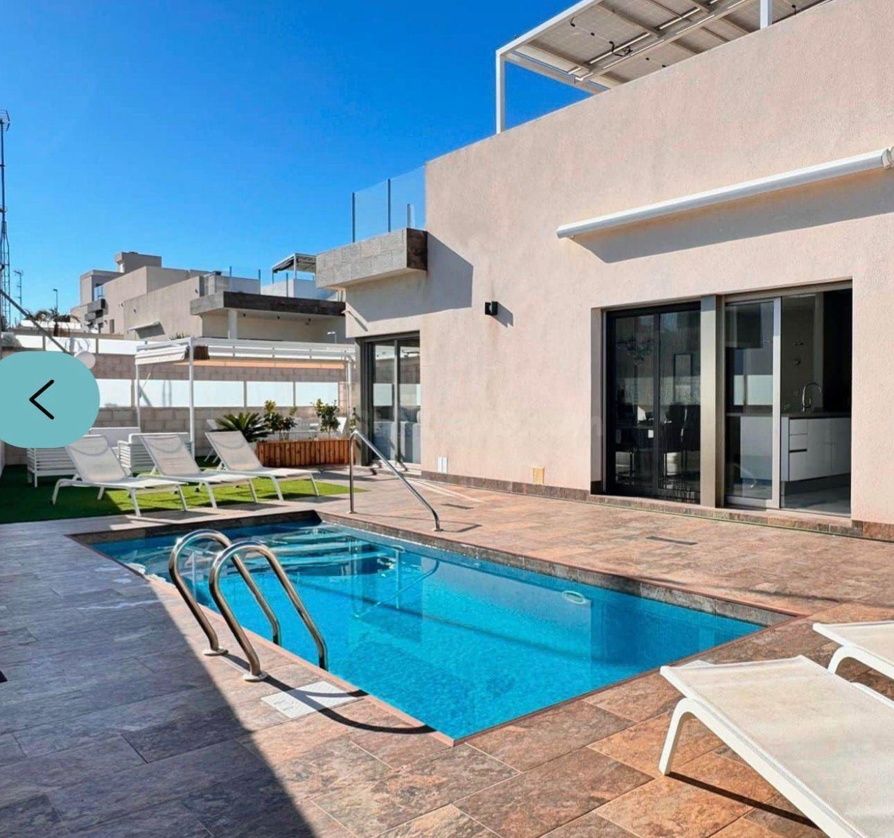 CHALET EN PUNTA PRIMA CON PISCINA Y LISTO PARA ENTRAR A VIVI