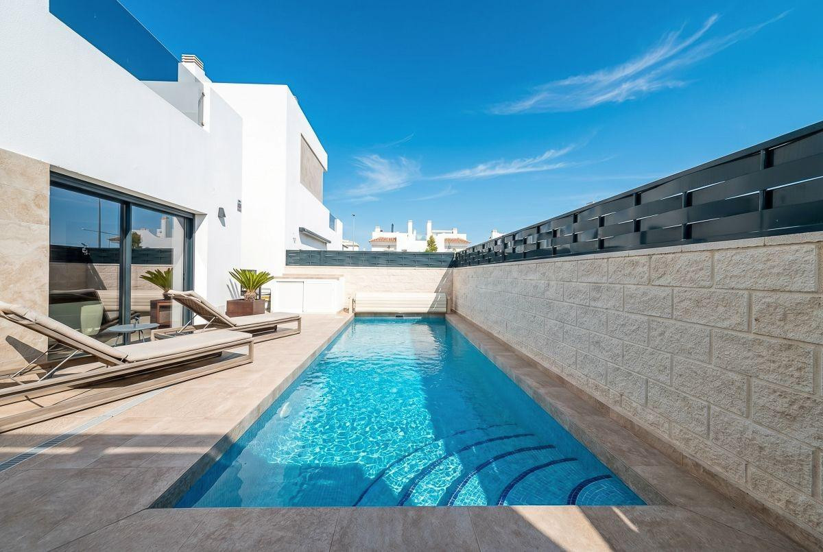 CHALET DE 2024 LISTO PARA ENTRAR A VIVIR CON PISCINA PRIVADA Y SOLÁRIUM