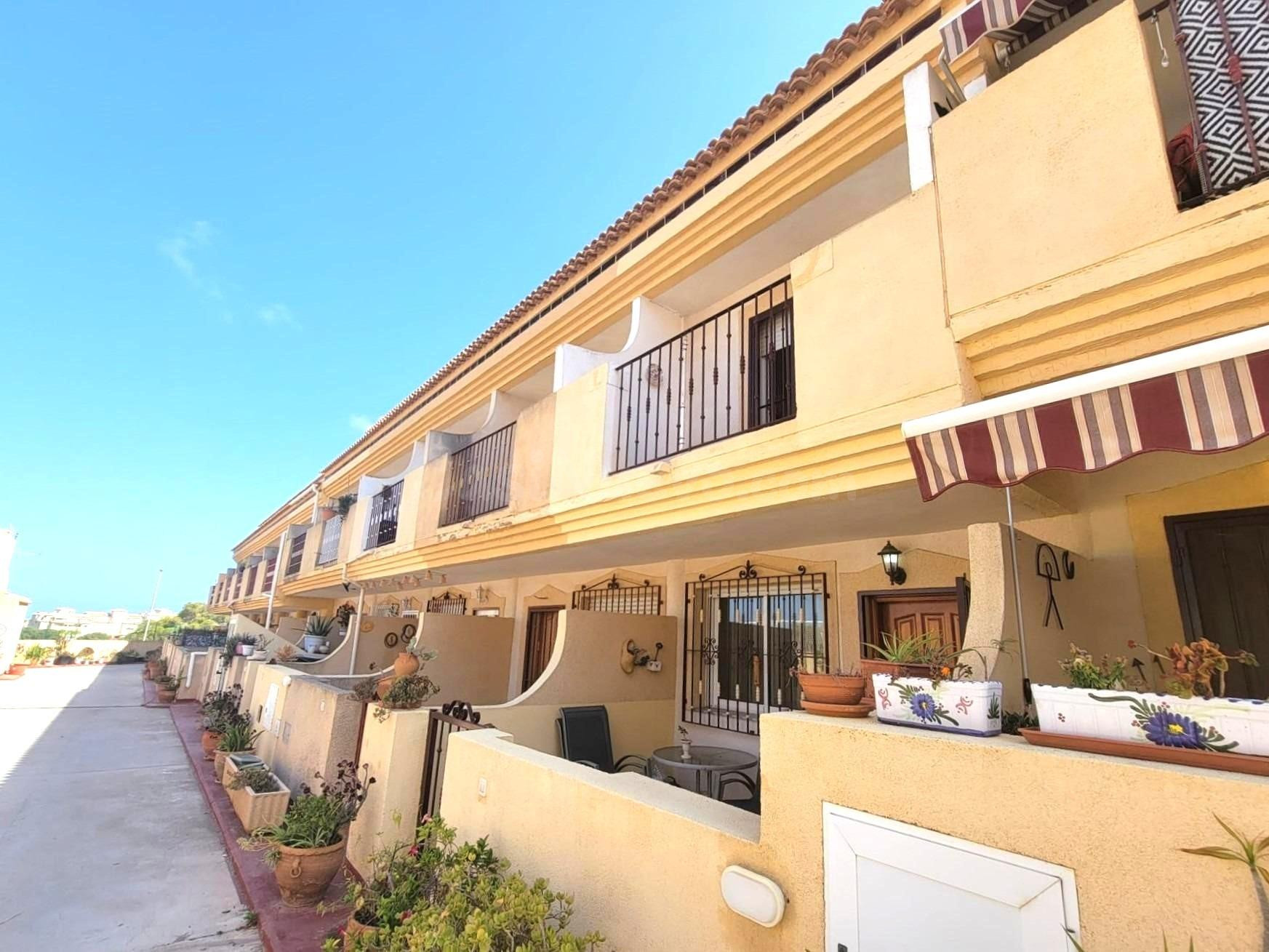 ADOSADO CON PISCINA, JARDÍN Y GARAJE EN ORIHUELA COSTA