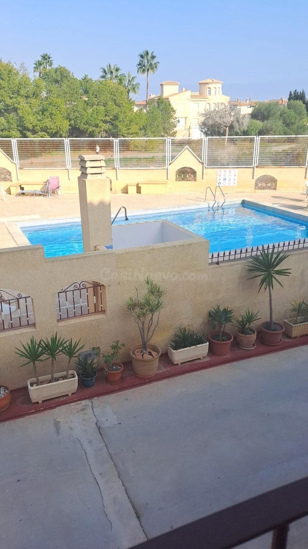 ADOSADO CON PISCINA, JARDÍN Y GARAJE EN ORIHUELA COSTA - foto 4