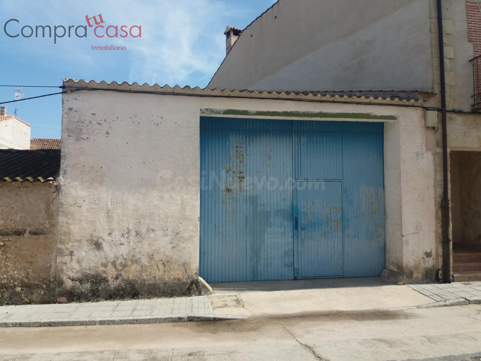 VENTA DE CASA CON NAVE Y JARDIN EN VEGANZONES.