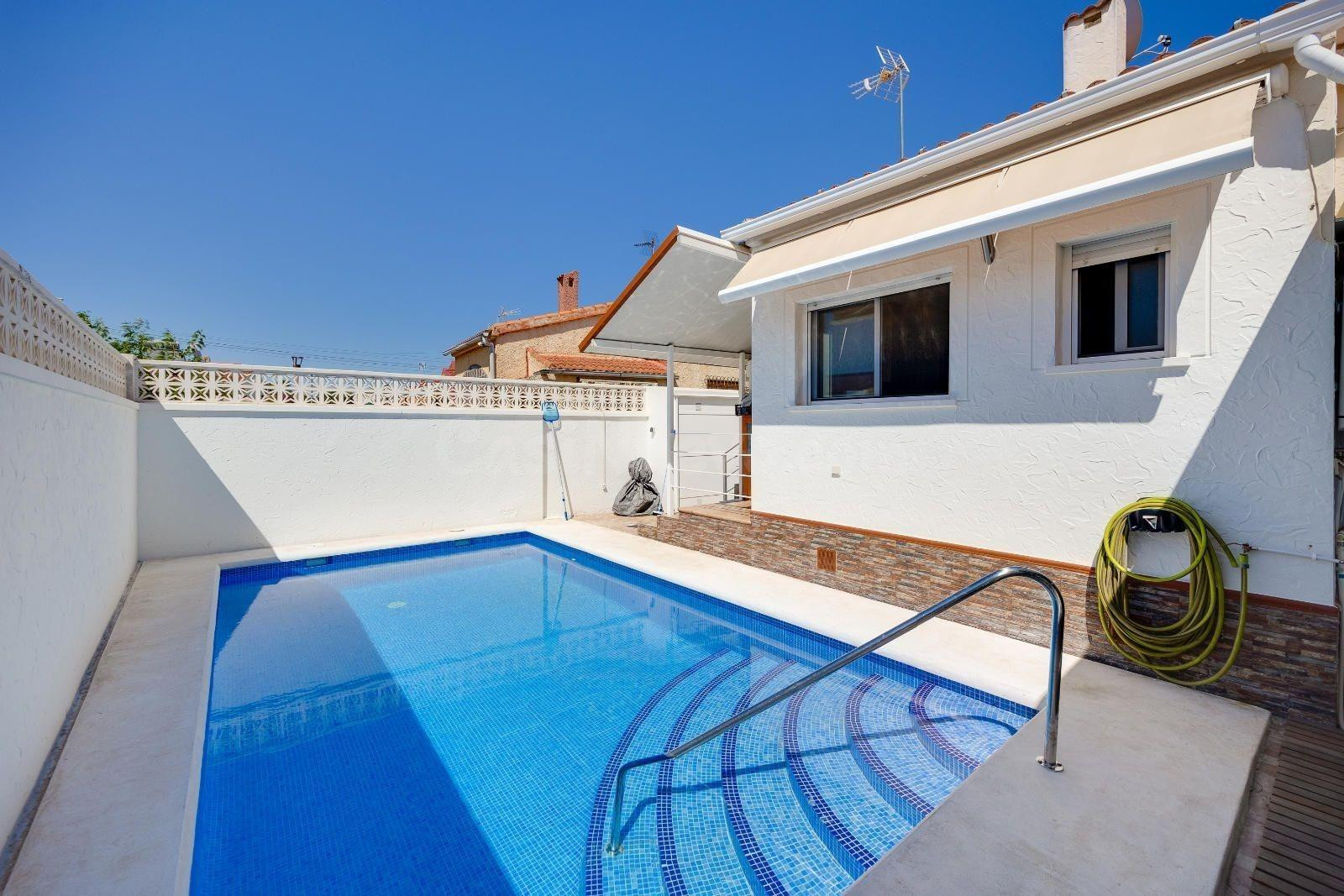 CHALET CON PISCINA EN LA MARINA