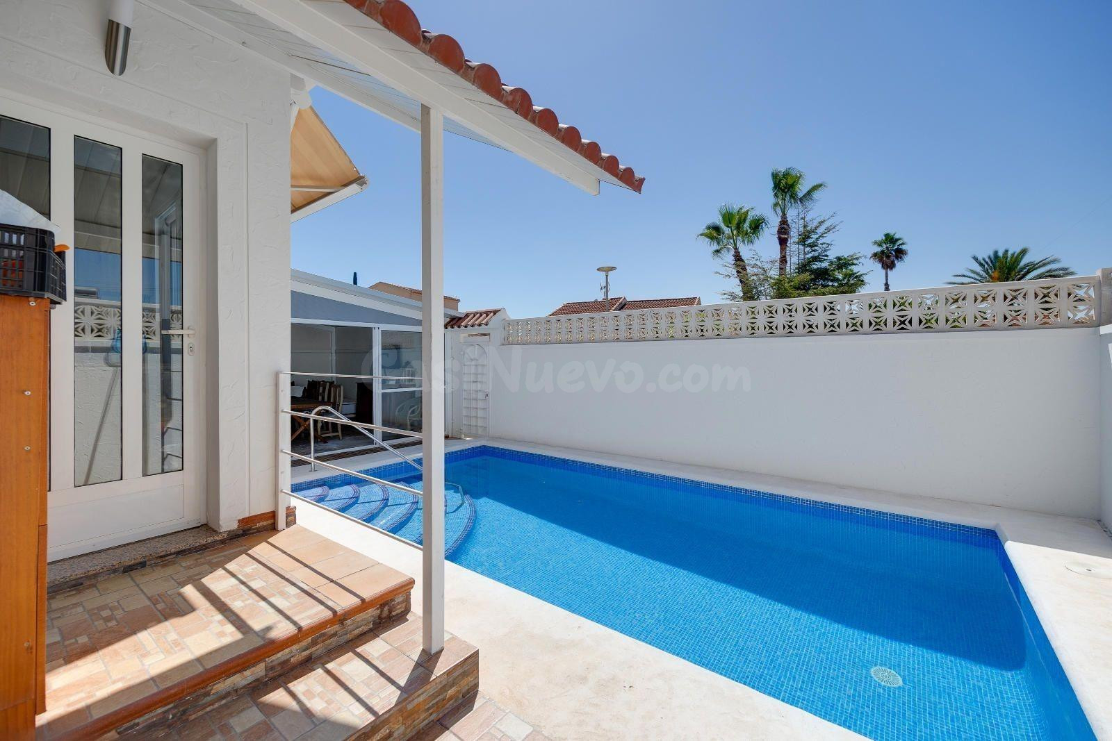 CHALET CON PISCINA EN LA MARINA - foto 3