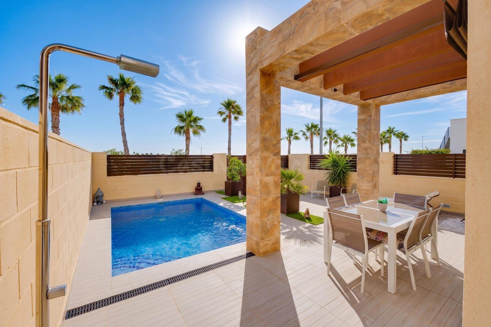 PRECIOSA CASA CON PISCINA PRIVADA Y SOLÁRIUM EN UN LUGAR ÚNI