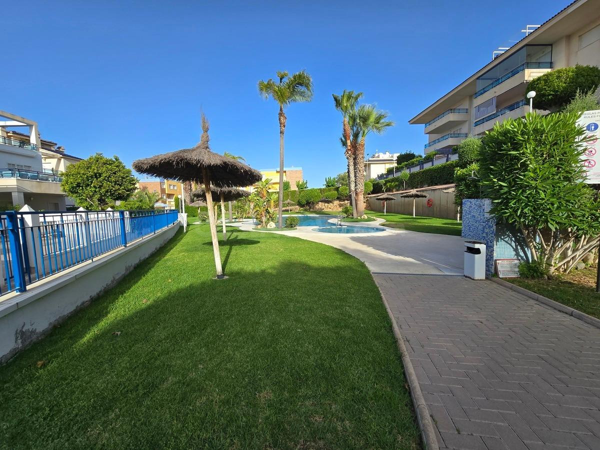 ADOSADO EN LA MIL PALMERAS CON PISCINA Y A 700M DEL MAR - foto 4