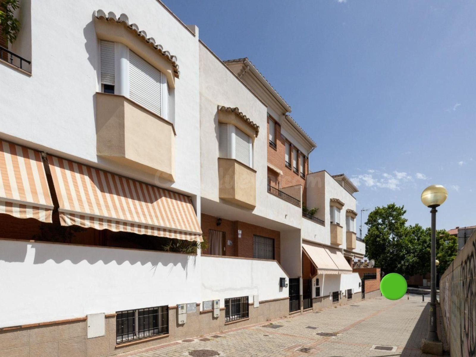 ESPECTACULAR VIVIENDA ADOSADA DE 4 DORMITORIOS CON SÓTANO, TERRAZAS Y PATIO EN GRANADA