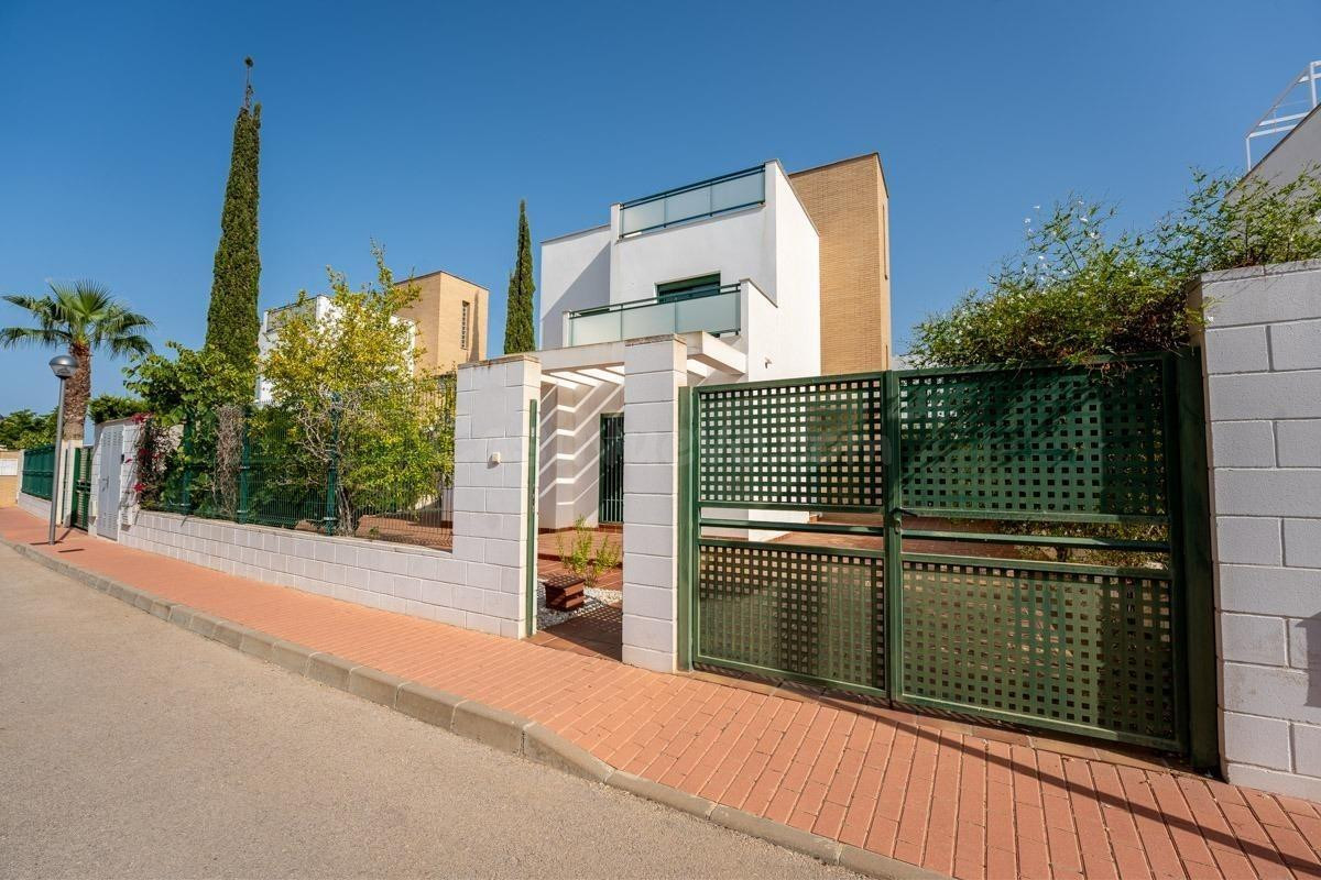 CHALET EN UNA DE LAS MEJORES ZONAS DE NUESTRA COSTA - foto 2
