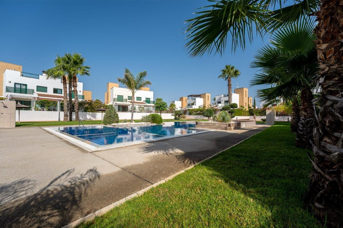 CHALET EN UNA DE LAS MEJORES ZONAS DE NUESTRA COSTA - foto 5