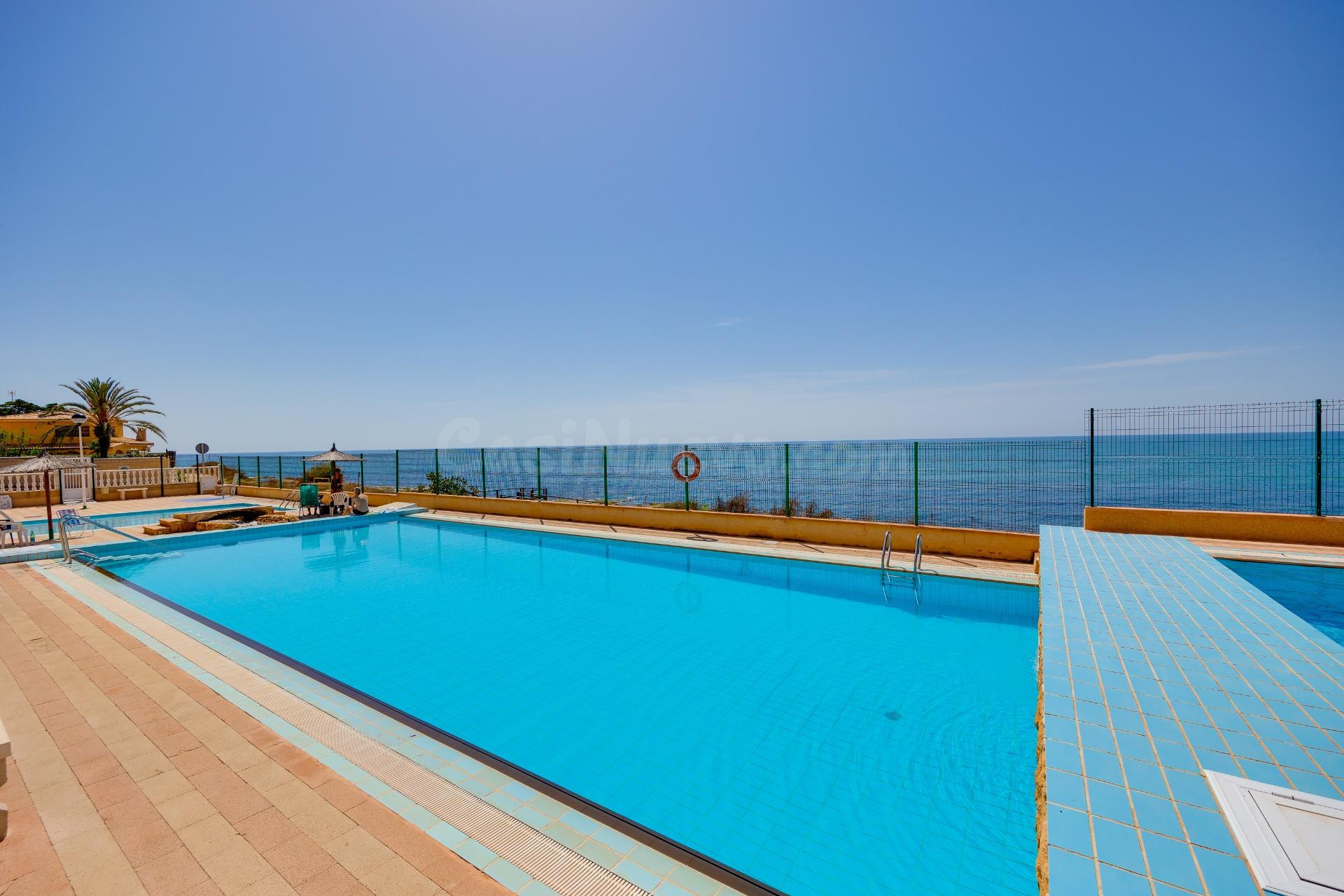 ÁTICO  A PIE DE PLAYA CON VISTAS DESPEJADAS Y PISCINA COMUNITARIA JUNTO AL MAR