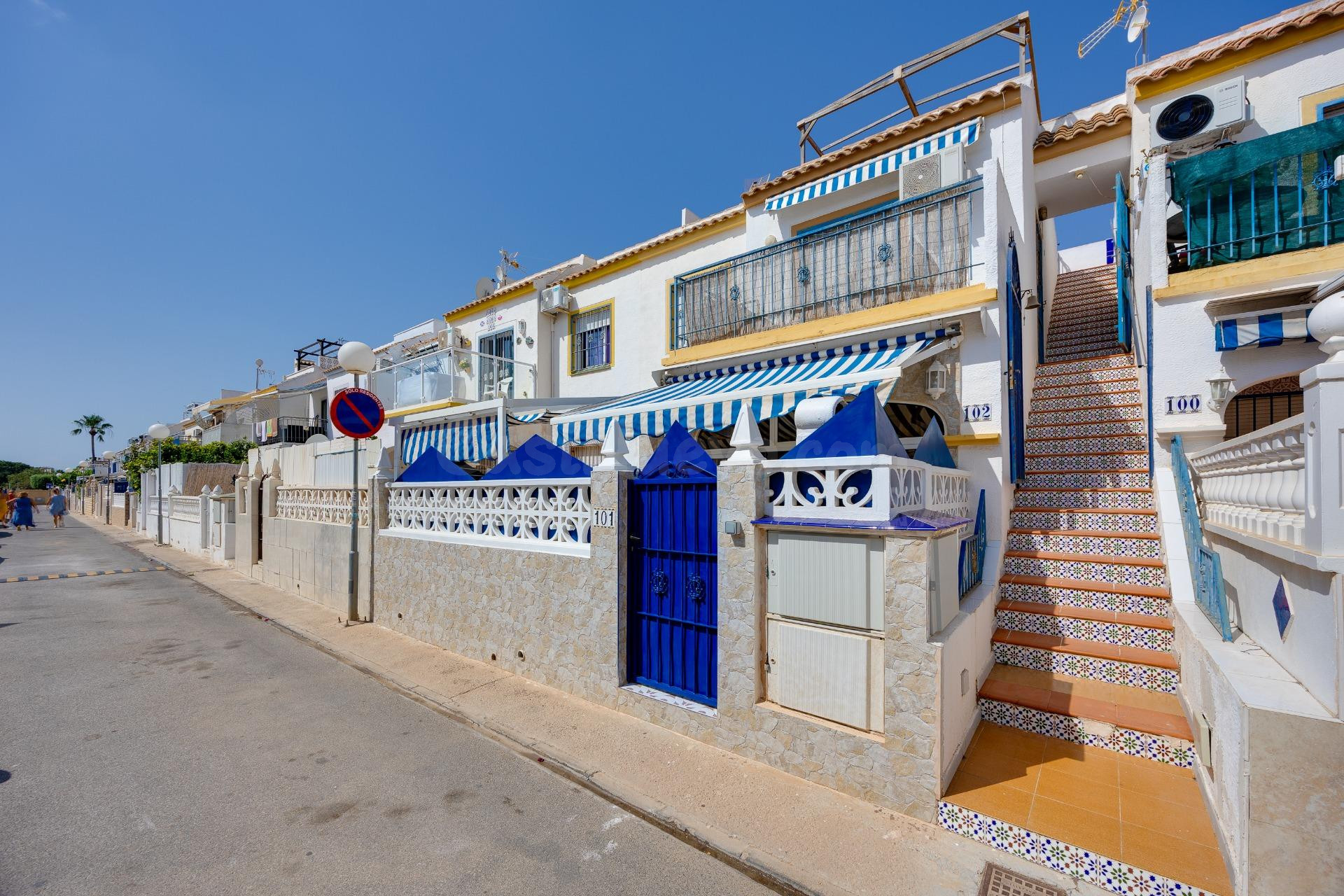 BUNGALOW PLANTA BAJA CON JARDÍN Y PISCINA JUNTO C.COMERCIAL
