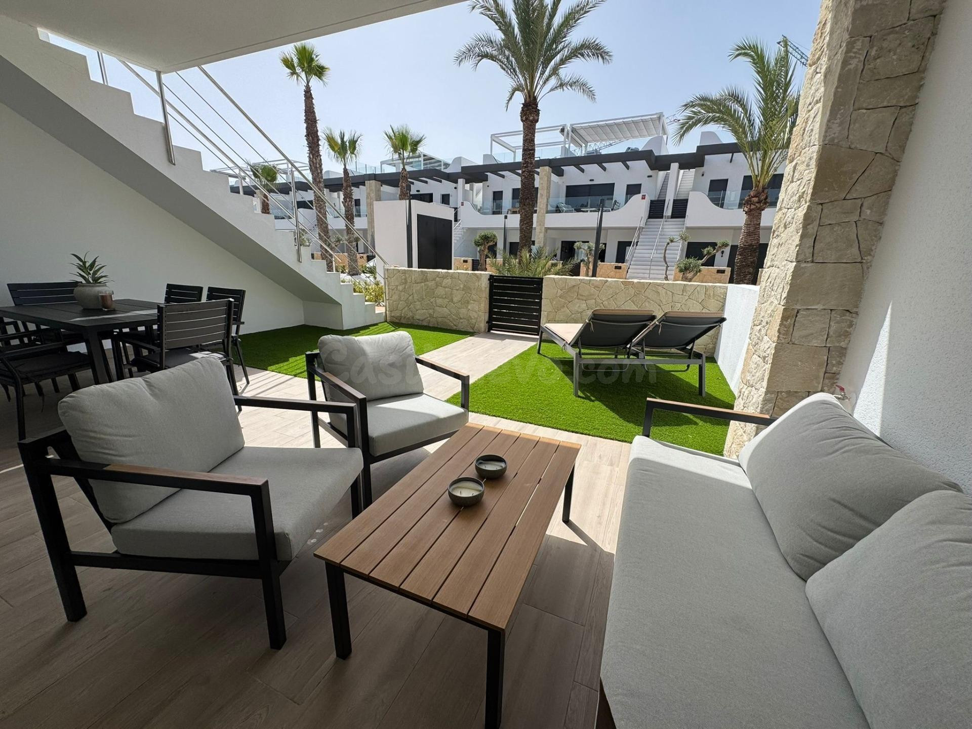 BUNGALOW PLANTA BAJA CON JARDÍN, PISCINA COMUNITARIA Y PARKI