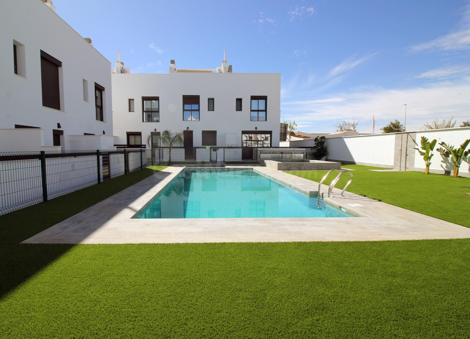 ADOSADO CON PISCINA COMUNITARIA Y PARKING PRIVADO CON 3 DORM - foto 2