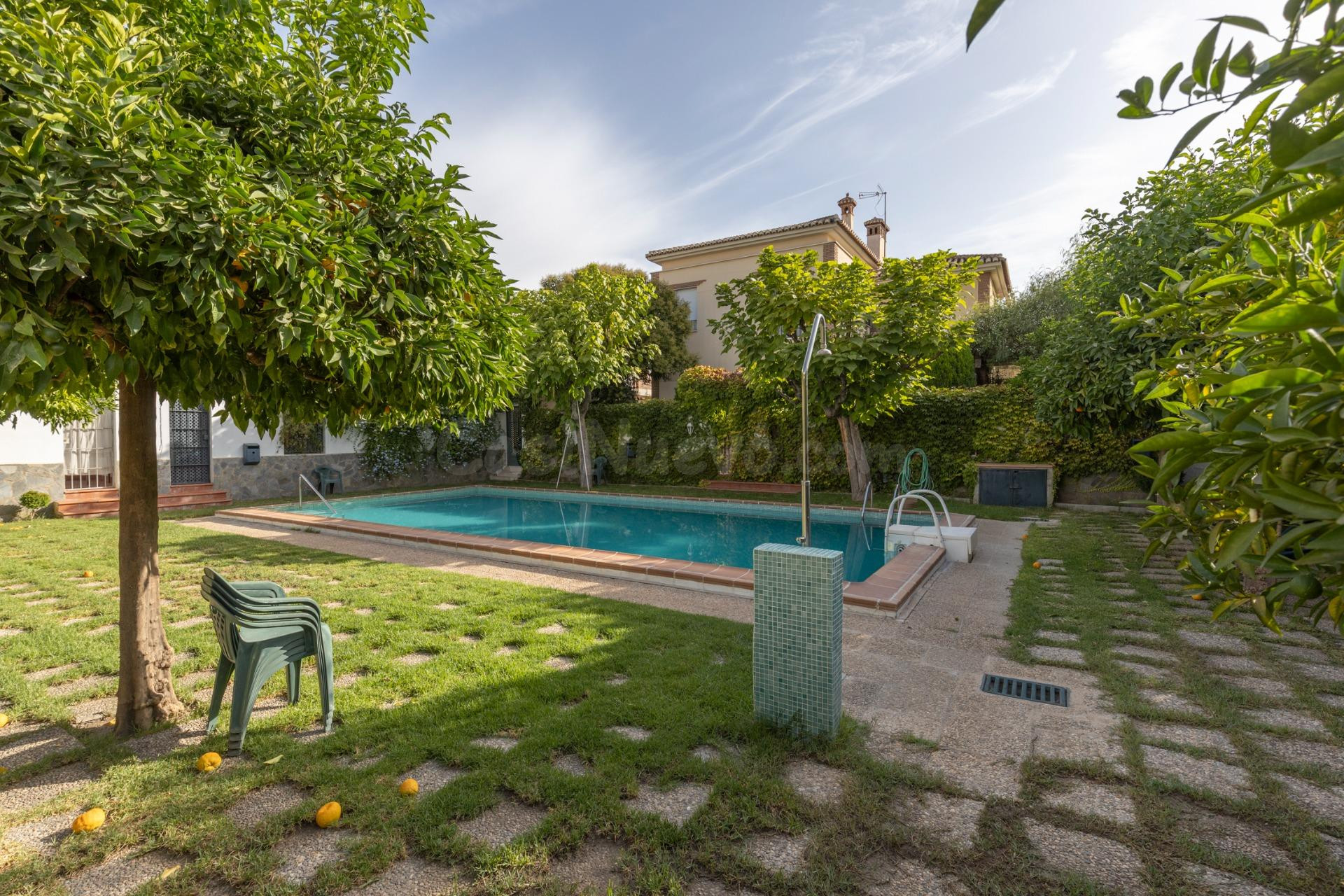Exclusiva vivienda con piscina en la zona del Serrallo con piscina comunitaria