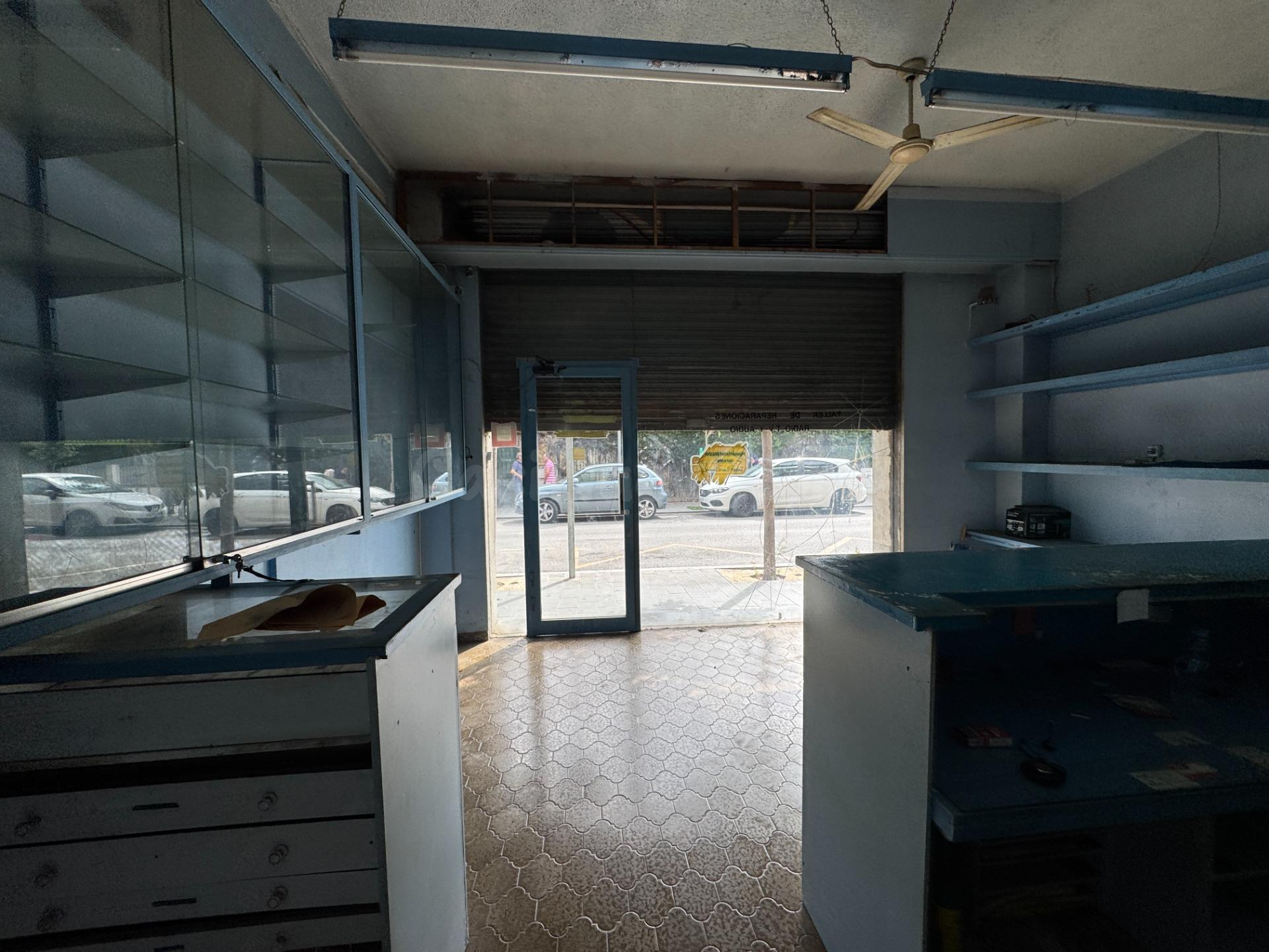 Oportunidad en Martorell: Local comercial versátil y con pot - foto 3