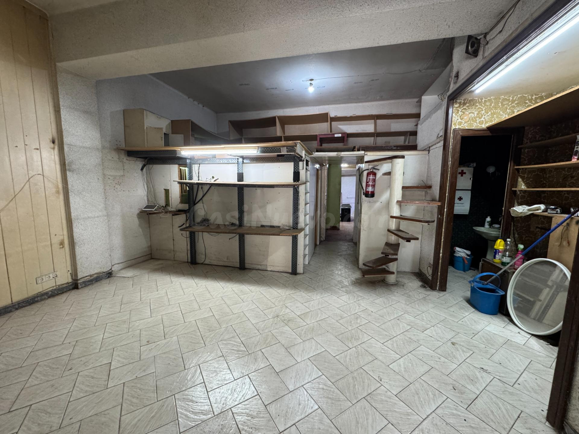Oportunidad en Martorell: Local comercial versátil y con pot - foto 4
