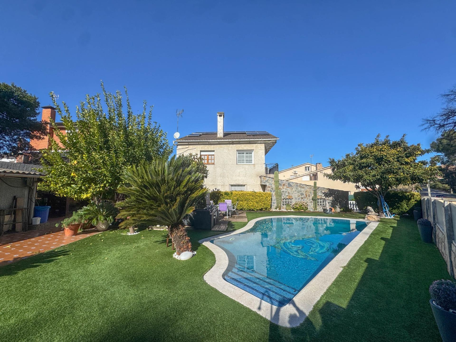 Espectacular casa y jardi com piscina. Con distribucion idea