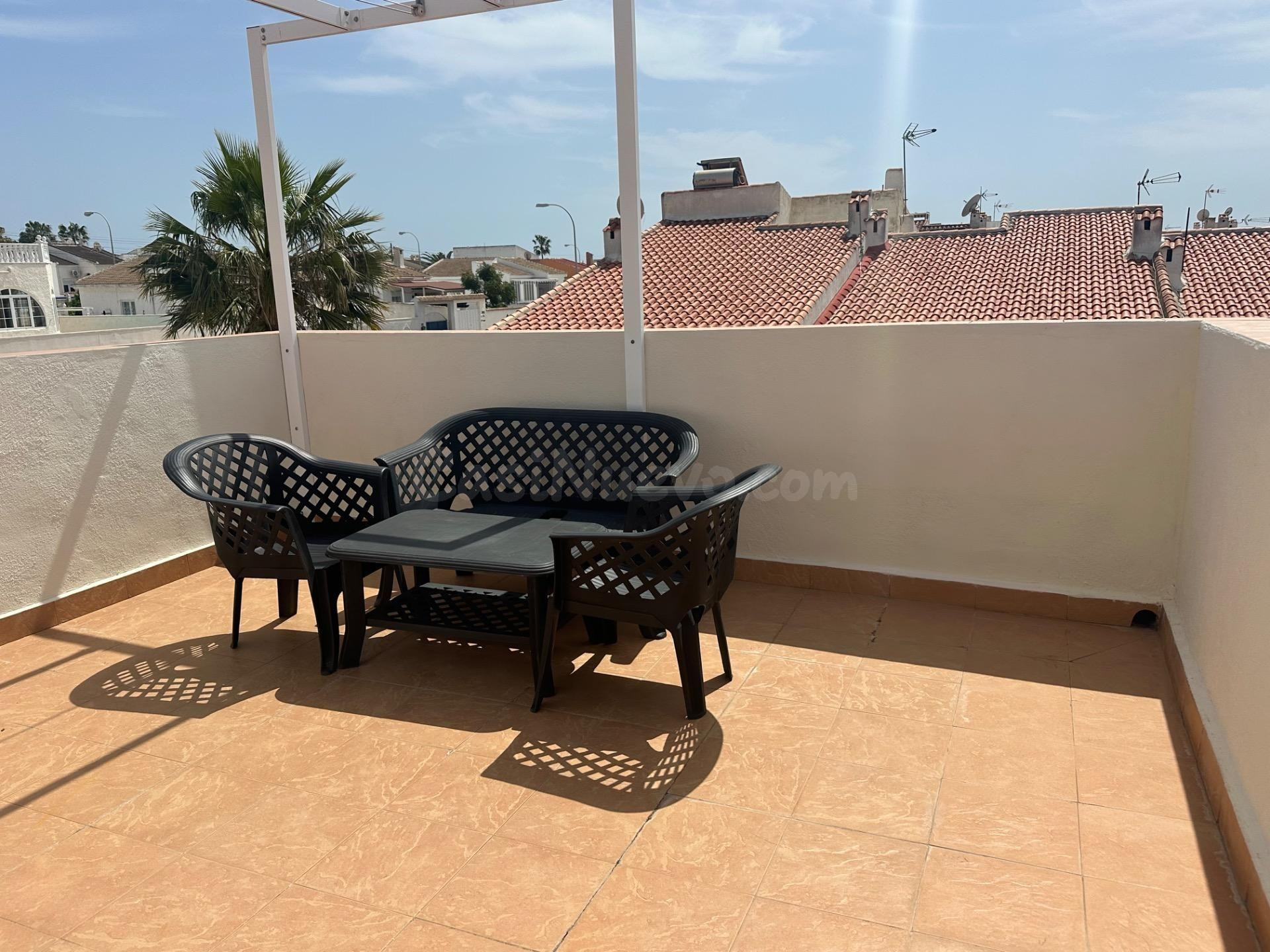 ADOSADO CON 2 BAÑOS Y SOLARIUM PRIVADO!